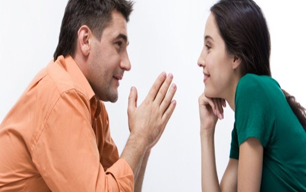 Cara Menjadi Pendengar yang Baik untuk Pasangan Anda