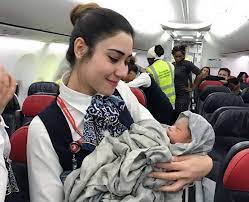 Lahir di Dalam Pesawat Saat Terbang, Bayi Ini Dapat Hadiah Keliling Dunia  Gratis