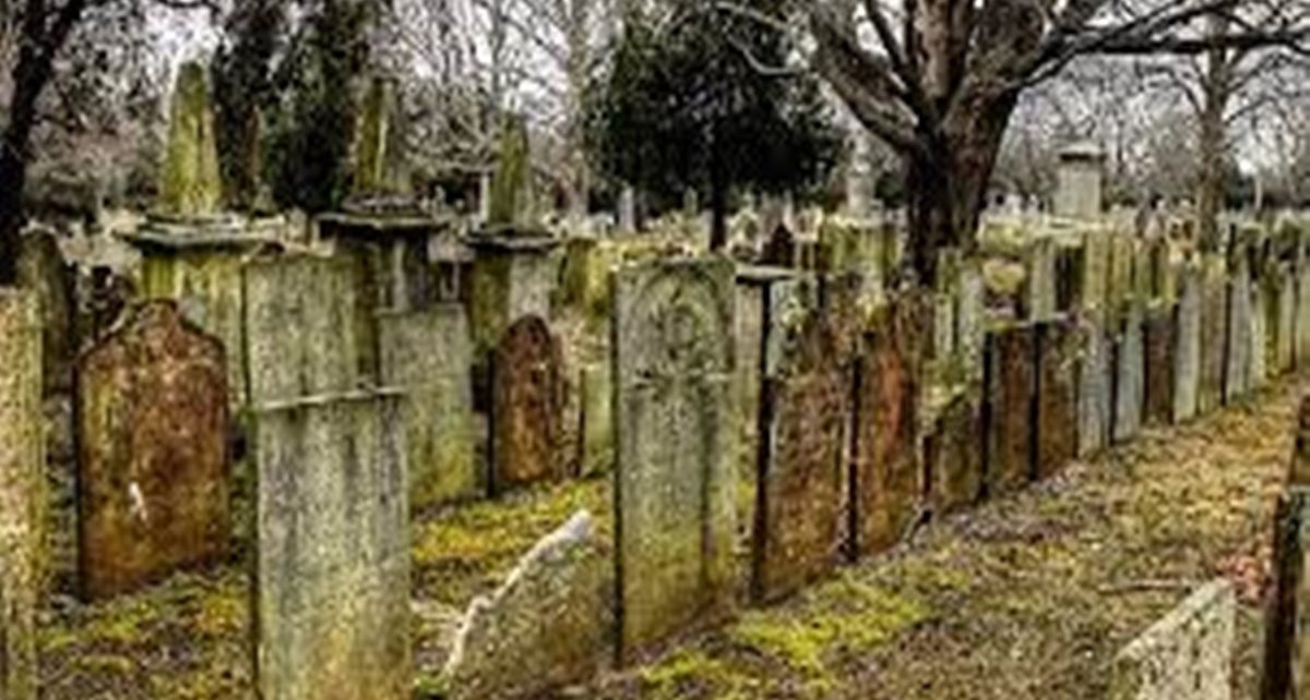 6 Arti Mimpi Berada di Kuburan yang Seram, Tak Selalu Berarti Buruk